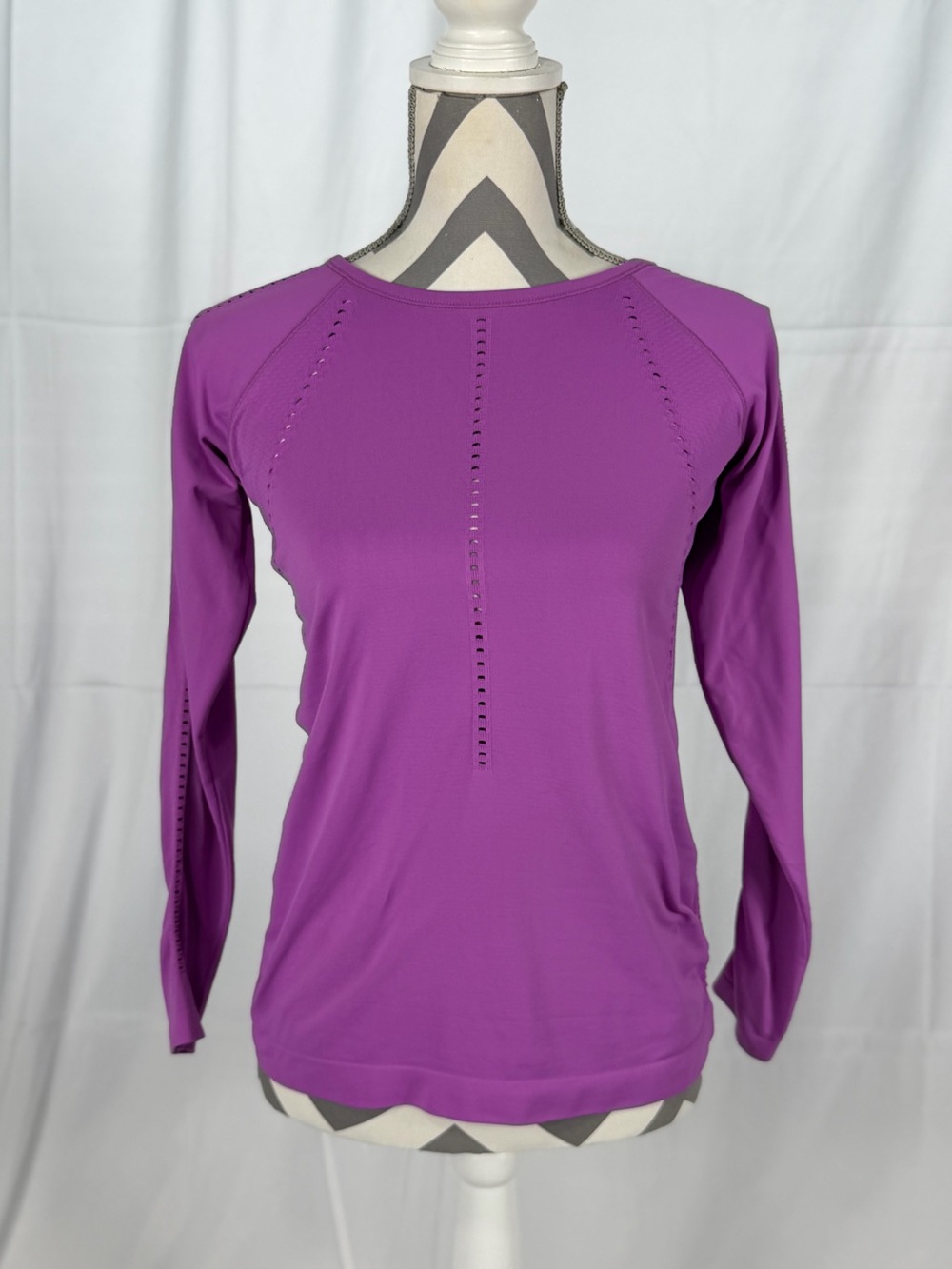 Athleta Size XS Foothill‎ Seamless Long Sleeve Athletic Top Eyelet Detail Violet